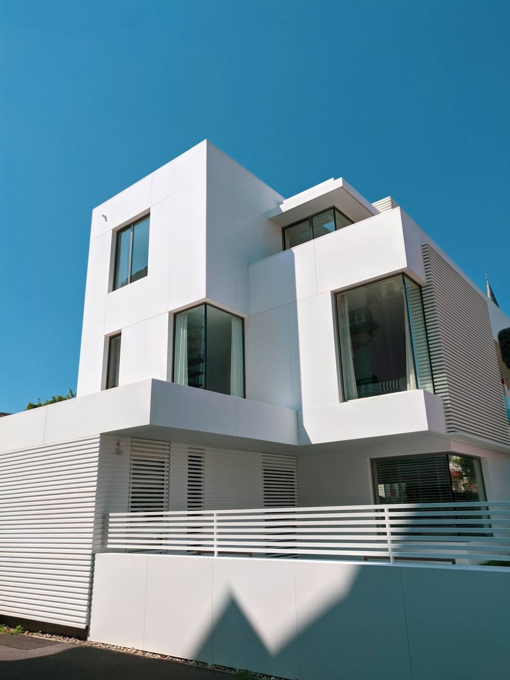 Casa blanca de volúmenes escalonados