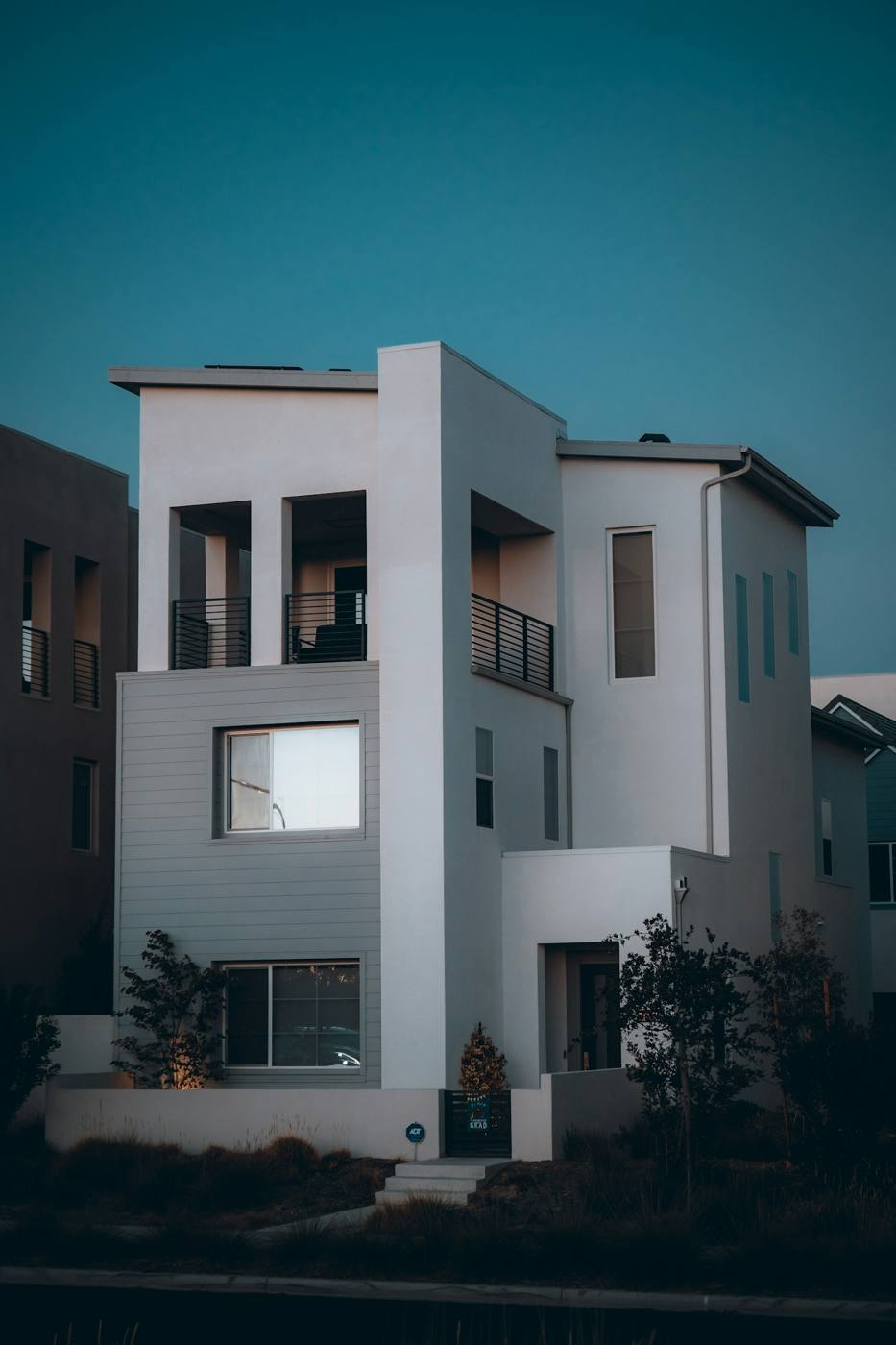 Casa blanca de tres pisos al atardecer