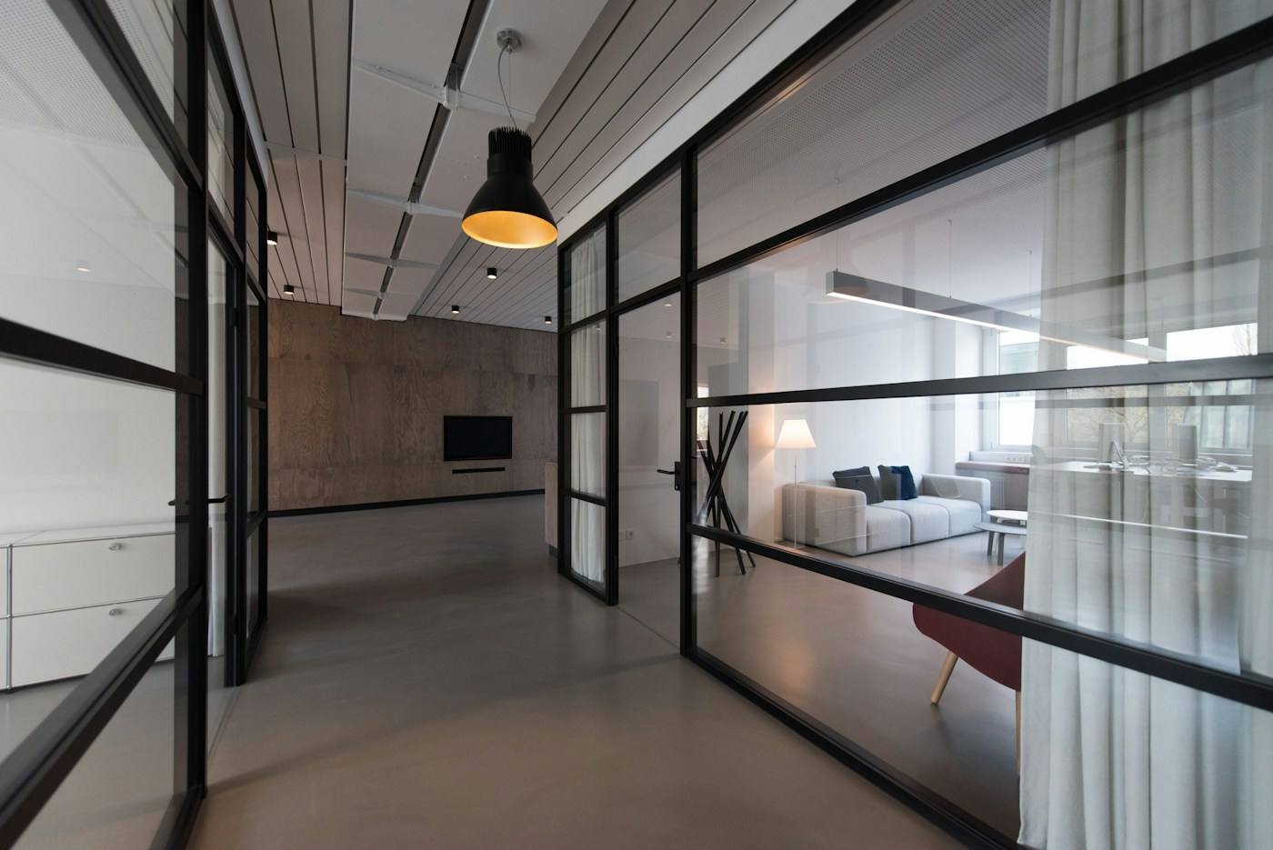 Interior con divisiones de vidrio