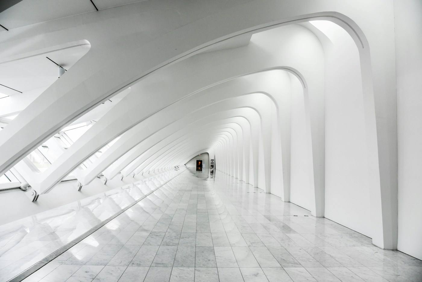 Pasillo blanco con arcos