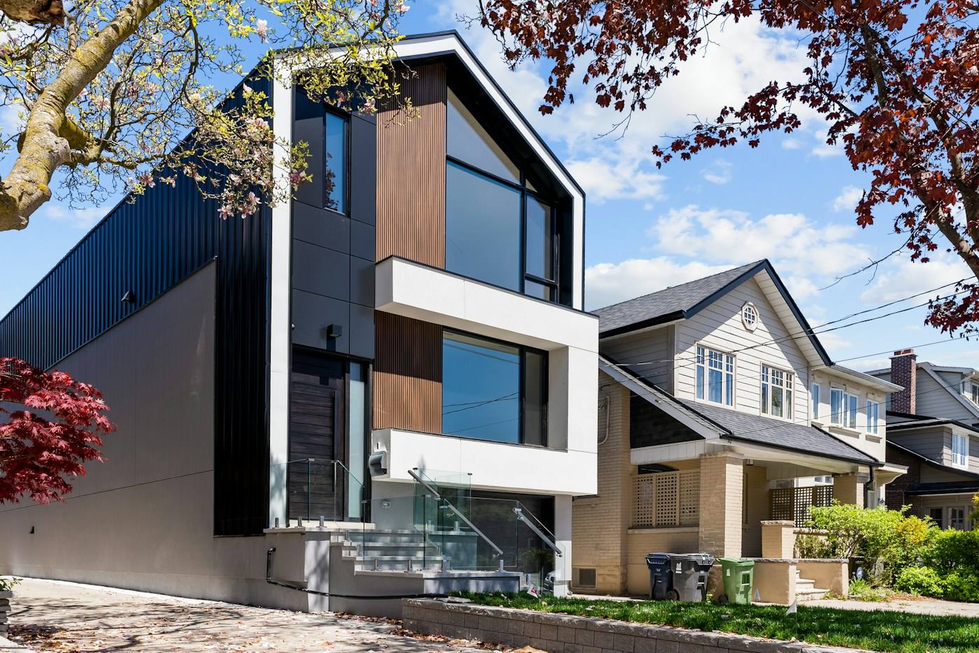 Casa contemporánea de fachada oscura