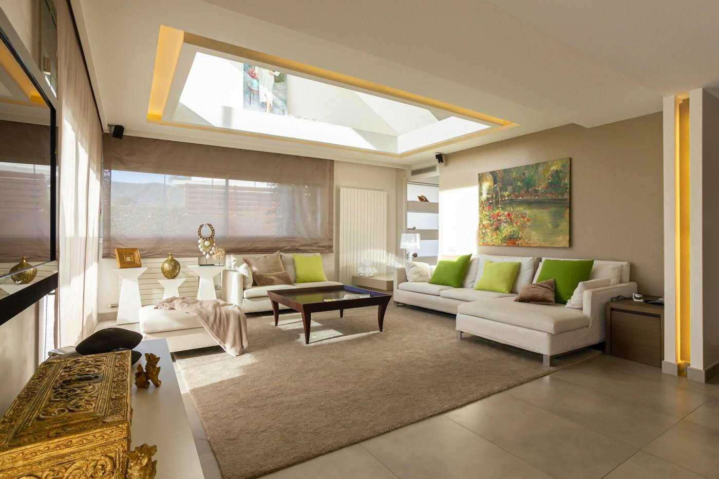 Sala con ventanal y luz cenital