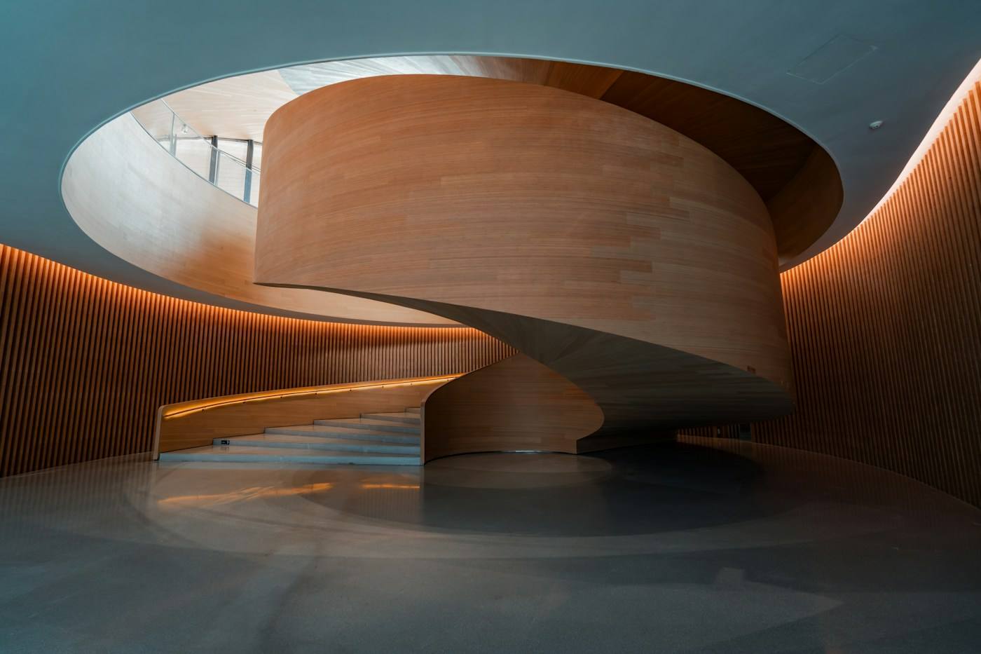 Escalera curva de madera