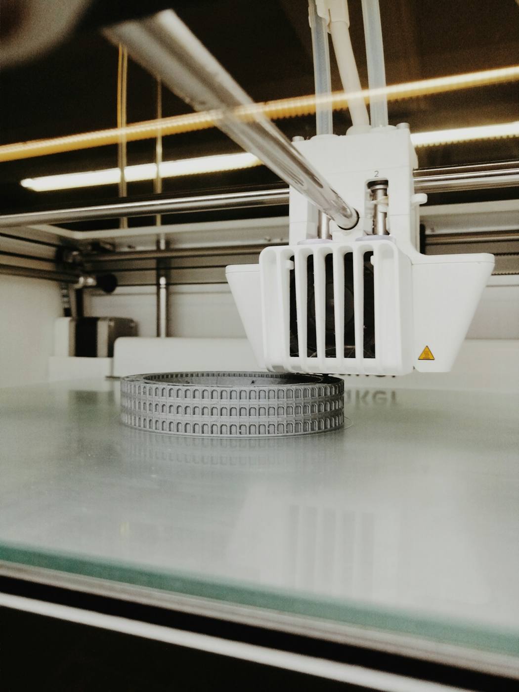 Silla blanca a escala impresa en 3D