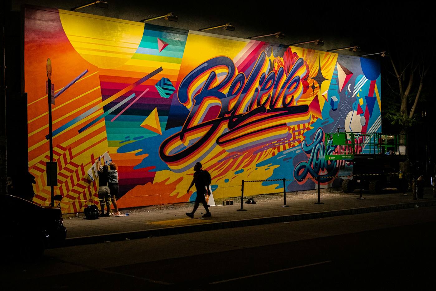 Mural de letras iluminado de noche