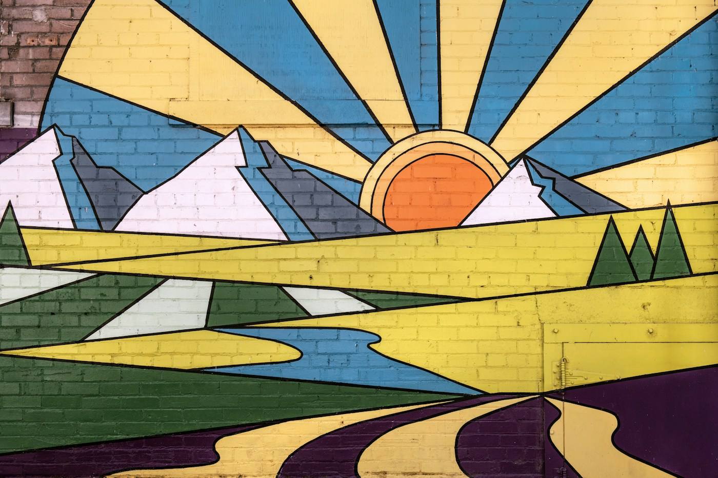 Mural de montañas y sol naciente