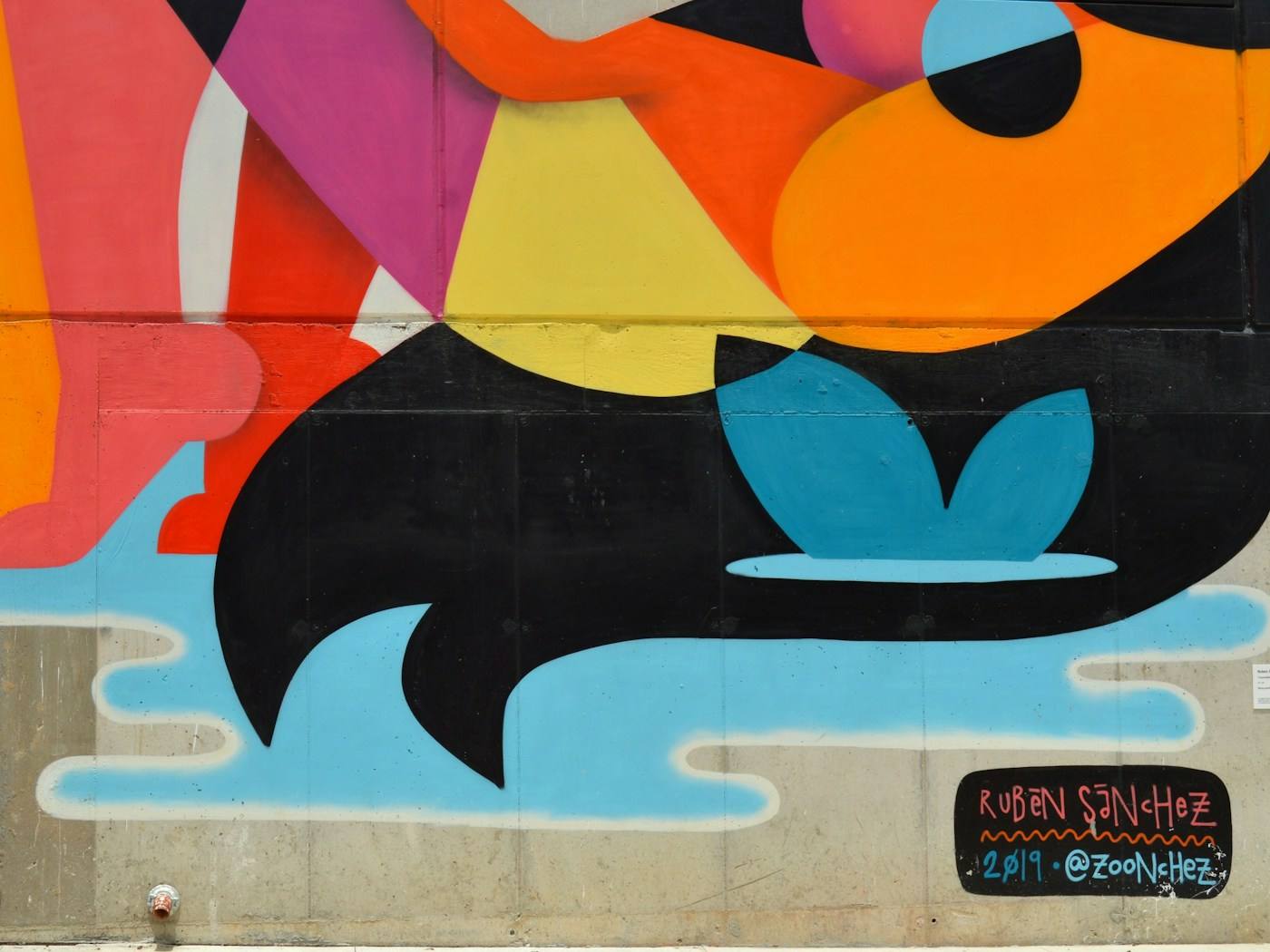 Mural de figuras abstractas en colores vivos