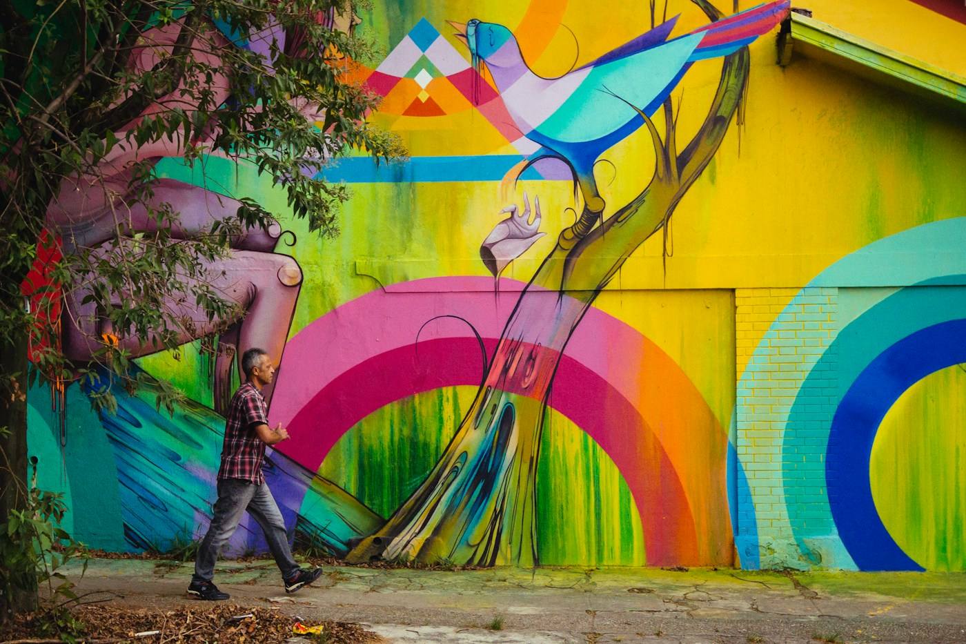 Mural colorido con arcoíris en una bodega
