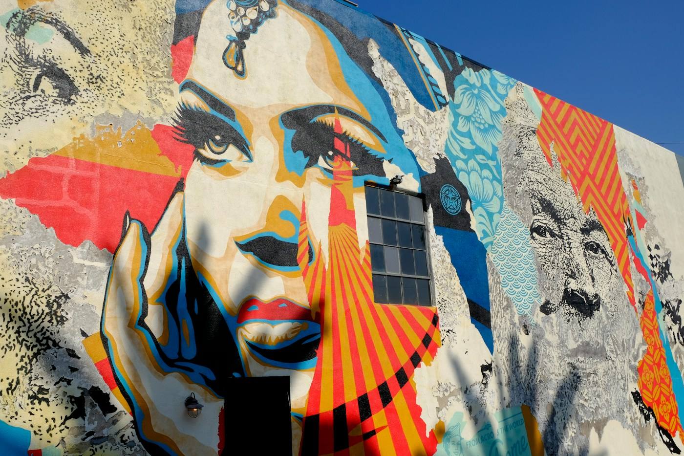 Mural de un rostro de mujer en colores