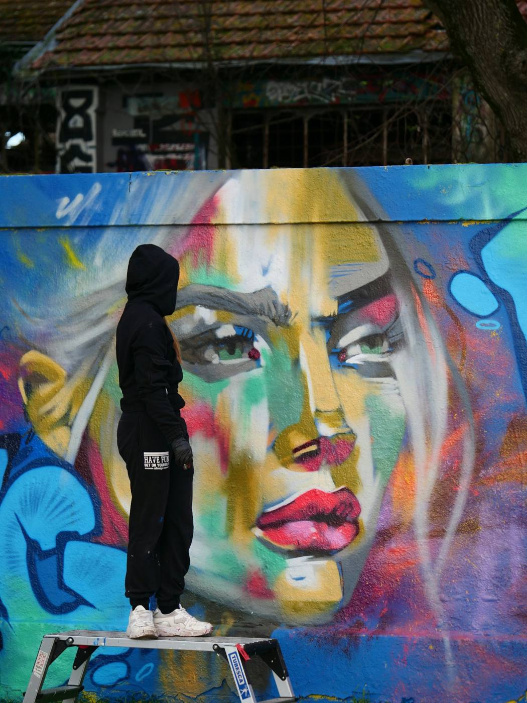 Frente a un mural pintado a mano