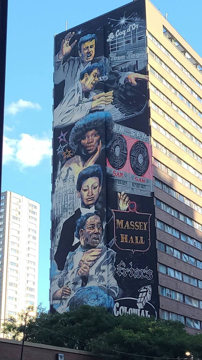 Mural en la culata de un edificio alto