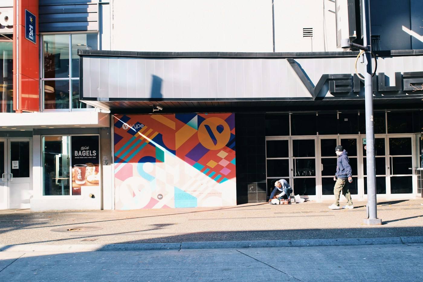 Fachada de local con mural geométrico
